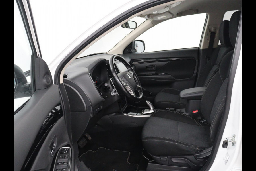 Mitsubishi Outlander 2.4 PHEV Pure | Stoelverwarming | Trekhaak | Camera | Carplay | Keyless | DAB | Cruise control | Bluetooth | Climate control | Plug In