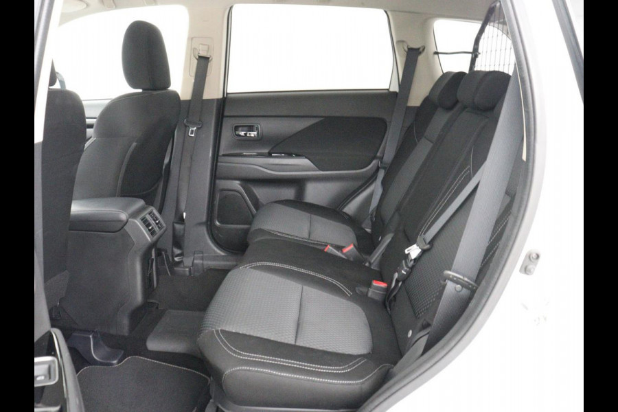 Mitsubishi Outlander 2.4 PHEV Pure | Stoelverwarming | Trekhaak | Camera | Carplay | Keyless | DAB | Cruise control | Bluetooth | Climate control | Plug In