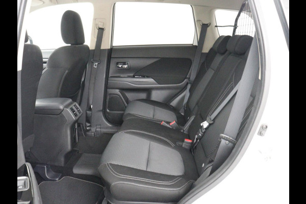 Mitsubishi Outlander 2.4 PHEV Pure | Stoelverwarming | Trekhaak | Camera | Carplay | Keyless | DAB | Cruise control | Bluetooth | Climate control | Plug In