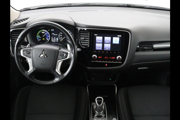 Mitsubishi Outlander 2.4 PHEV Pure | Stoelverwarming | Trekhaak | Camera | Carplay | Keyless | DAB | Cruise control | Bluetooth | Climate control | Plug In