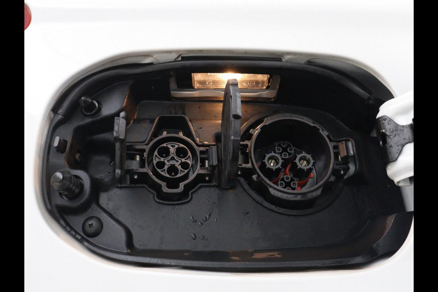 Mitsubishi Outlander 2.4 PHEV Pure | Stoelverwarming | Trekhaak | Camera | Carplay | Keyless | DAB | Cruise control | Bluetooth | Climate control | Plug In