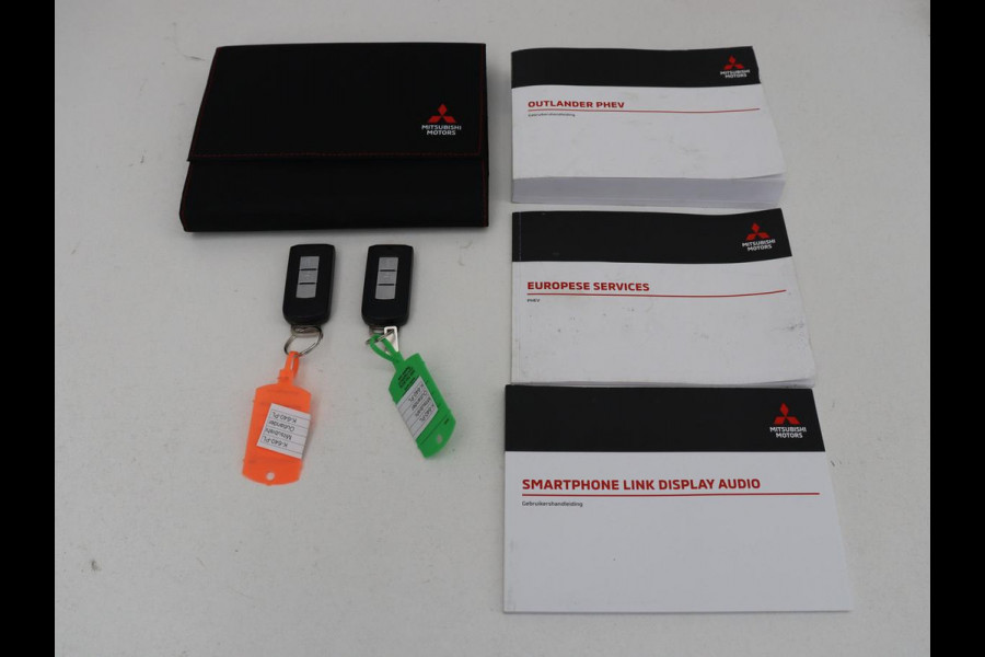 Mitsubishi Outlander 2.4 PHEV Pure | Stoelverwarming | Trekhaak | Camera | Carplay | Keyless | DAB | Cruise control | Bluetooth | Climate control | Plug In