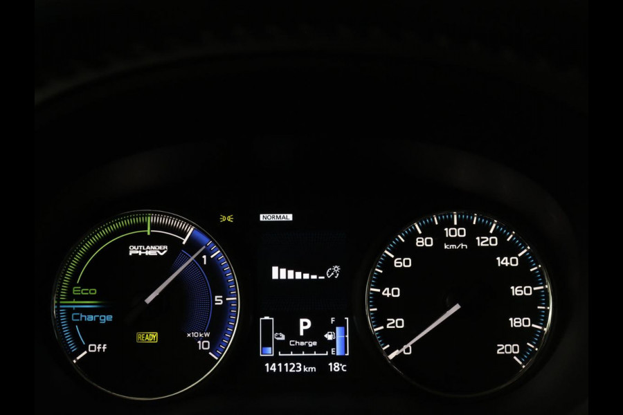 Mitsubishi Outlander 2.4 PHEV Pure | Stoelverwarming | Trekhaak | Camera | Carplay | Keyless | DAB | Cruise control | Bluetooth | Climate control | Plug In