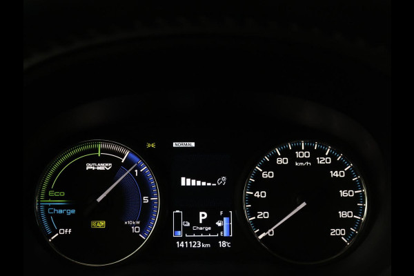 Mitsubishi Outlander 2.4 PHEV Pure | Stoelverwarming | Trekhaak | Camera | Carplay | Keyless | DAB | Cruise control | Bluetooth | Climate control | Plug In