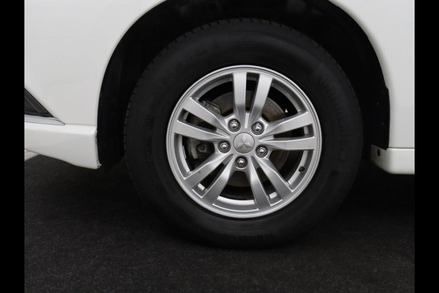 Mitsubishi Outlander 2.4 PHEV Pure | Stoelverwarming | Trekhaak | Camera | Carplay | Keyless | DAB | Cruise control | Bluetooth | Climate control | Plug In