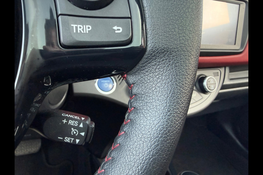 Toyota Yaris 1.5 Hybrid Y20 BiTone - Automaat - Panodak - Climate - Trekhaak afn.