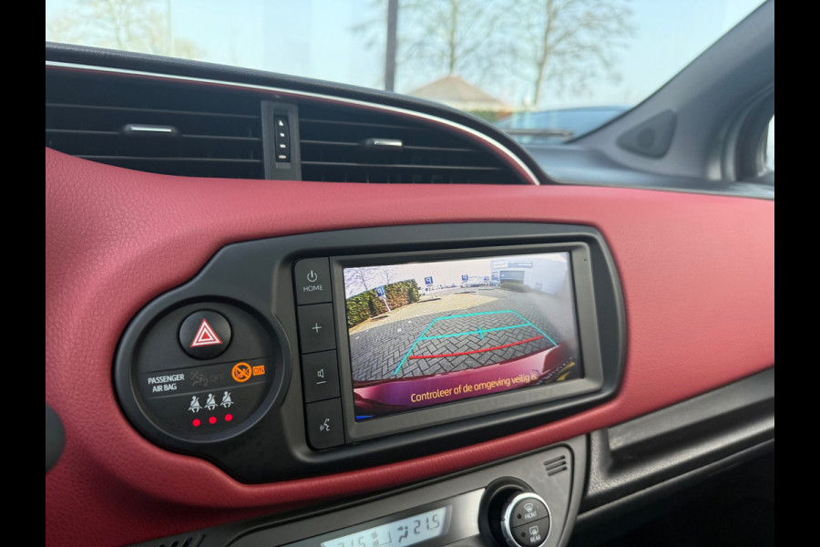 Toyota Yaris 1.5 Hybrid Y20 BiTone - Automaat - Panodak - Climate - Trekhaak afn.