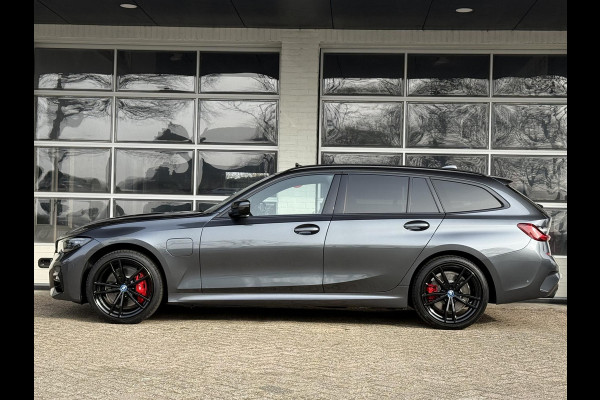 BMW 3 Serie Touring 330e xDrive M SPORT | PANORAMA | SPORTREMMEN | HEAD UP | 19 INCH | ADAPT. ONDERSTEL |