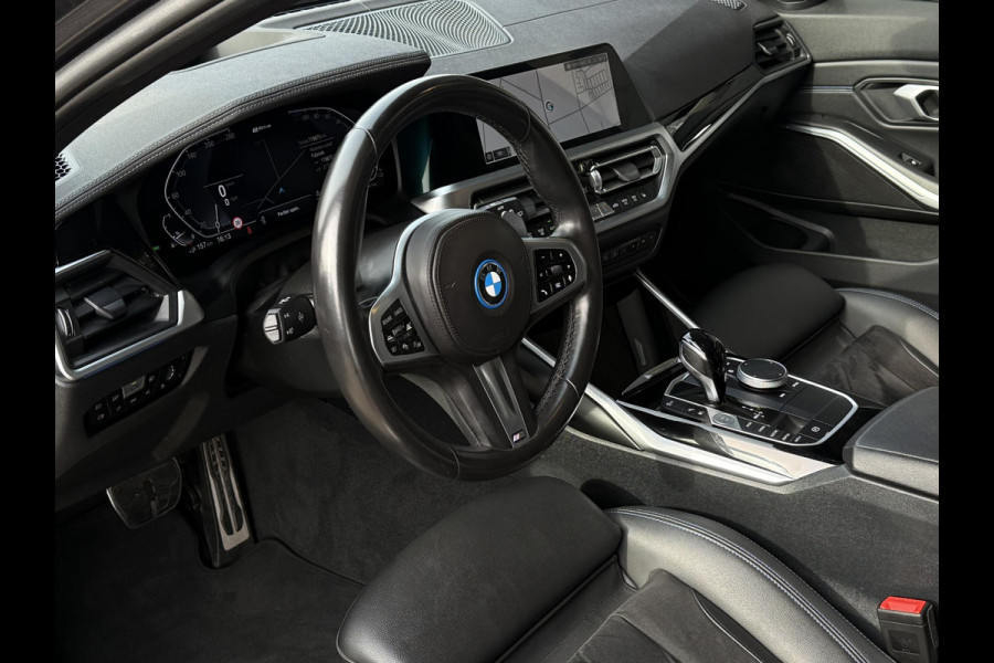 BMW 3 Serie Touring 330e xDrive M SPORT | PANORAMA | SPORTREMMEN | HEAD UP | 19 INCH | ADAPT. ONDERSTEL |