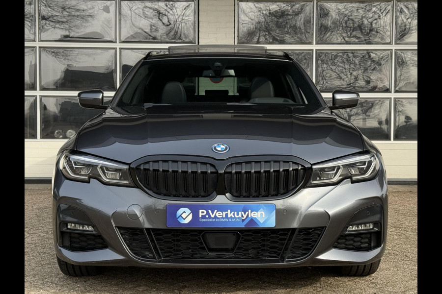 BMW 3 Serie Touring 330e xDrive M SPORT | PANORAMA | SPORTREMMEN | HEAD UP | 19 INCH | ADAPT. ONDERSTEL |