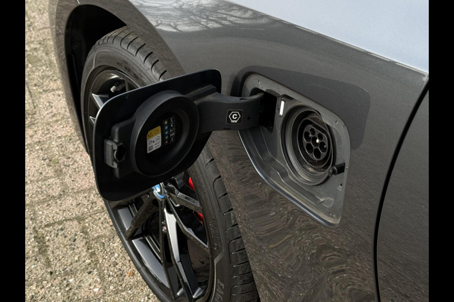 BMW 3 Serie Touring 330e xDrive M SPORT | PANORAMA | SPORTREMMEN | HEAD UP | 19 INCH | ADAPT. ONDERSTEL |