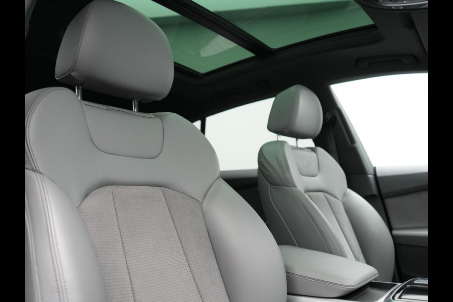 Audi Q8 55 TFSI e Quattro 2x S Line Black Optic PHEV 381pk Dealer O.H. | Trekhaak Af Fabriek | Luchtvering | Panodak | Bang & Olufsen Sound | Camera | Alcantara Sportstoelen Verwarmd | 23"L.M | Virtual | Navigatie | DAB | Plug In Hybrid |