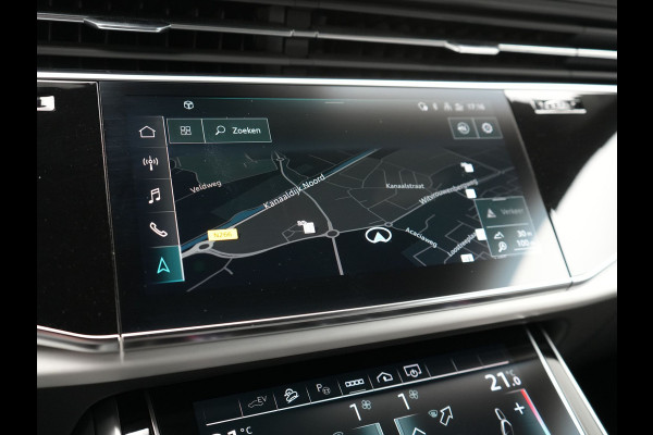 Audi Q8 55 TFSI e Quattro 2x S Line Black Optic PHEV 381pk Dealer O.H. | Trekhaak Af Fabriek | Luchtvering | Panodak | Bang & Olufsen Sound | Camera | Alcantara Sportstoelen Verwarmd | 23"L.M | Virtual | Navigatie | DAB | Plug In Hybrid |