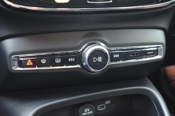 Volvo EX40 Single Motor Extended Range Ultra 82 kWh Extra getint glas / 360 Camera / 20'' velgen / Panoramadak / Zwart dak / Harman Kardon / Microtech/Nubuck