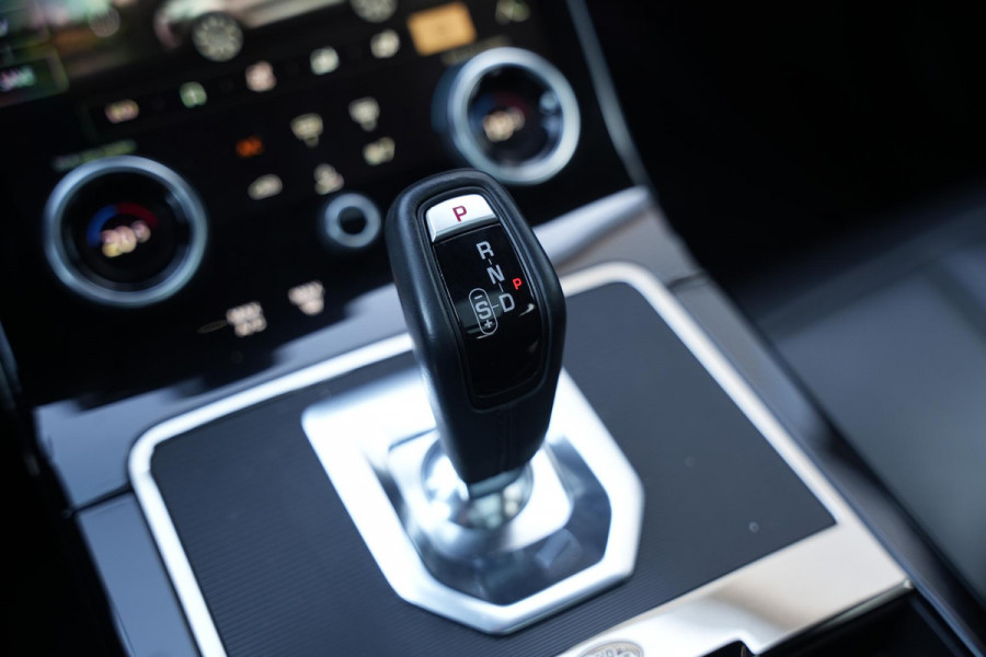 Land Rover Range Rover Evoque 1.5 P300e AWD R-Dynamic SE Panoramadak Meridian Adapt. Cruise Matrix LED Leer