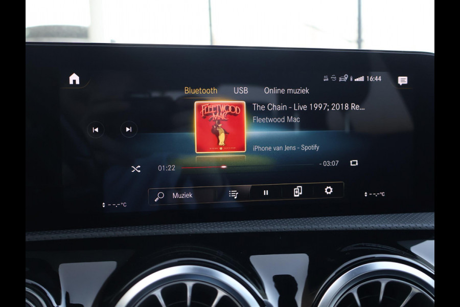 Mercedes-Benz A-Klasse 180 AUT. AMG SPORT + PANORAMA | MBUX | SFEERVERL. | CAMERA | MEMORY | STOELVERW.