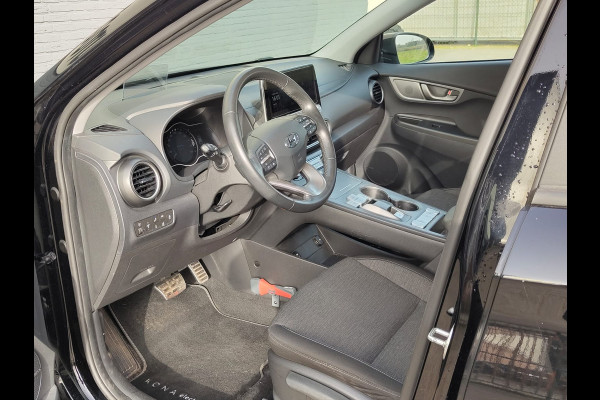 Hyundai Kona EV 64kWh SOH 100% //Bijgeluid Rijmotor// Warmtepomp Navi Ecc Camera Adap.Cruise Pdc Head-Up Apple Carplay Android Auto Display F Lane Assist Dodehoek Assist Privacy Glas Keyless Regensensor 1e Eigenaar Dealeronderhouden Export - Handel Origineel Nederlandse Auto