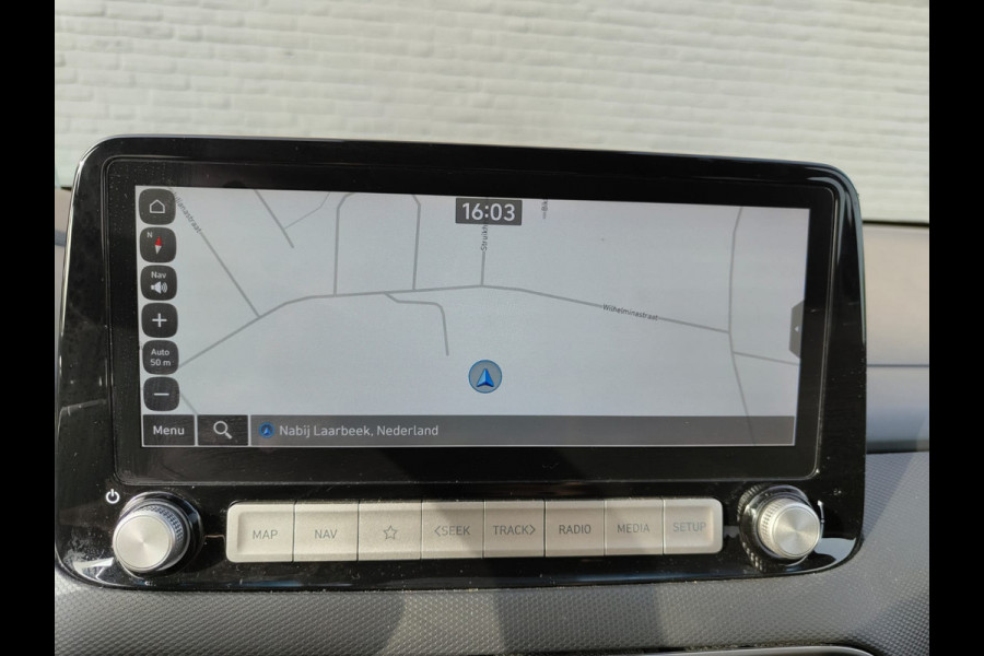 Hyundai Kona EV 64kWh SOH 100% //Bijgeluid Rijmotor// Warmtepomp Navi Ecc Camera Adap.Cruise Pdc Head-Up Apple Carplay Android Auto Display F Lane Assist Dodehoek Assist Privacy Glas Keyless Regensensor 1e Eigenaar Dealeronderhouden Export - Handel Origineel Nederlandse Auto
