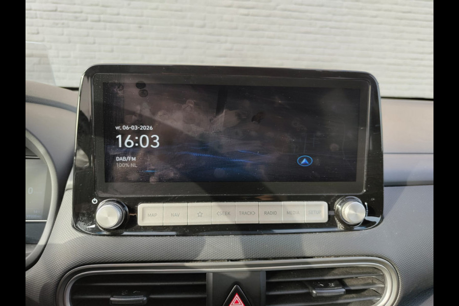 Hyundai Kona EV 64kWh SOH 100% //Bijgeluid Rijmotor// Warmtepomp Navi Ecc Camera Adap.Cruise Pdc Head-Up Apple Carplay Android Auto Display F Lane Assist Dodehoek Assist Privacy Glas Keyless Regensensor 1e Eigenaar Dealeronderhouden Export - Handel Origineel Nederlandse Auto