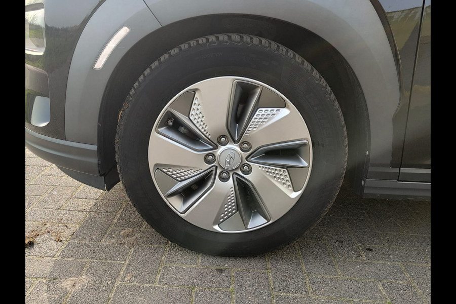 Hyundai Kona EV 64kWh SOH 100% //Bijgeluid Rijmotor// Warmtepomp Navi Ecc Camera Adap.Cruise Pdc Head-Up Apple Carplay Android Auto Display F Lane Assist Dodehoek Assist Privacy Glas Keyless Regensensor 1e Eigenaar Dealeronderhouden Export - Handel Origineel Nederlandse Auto
