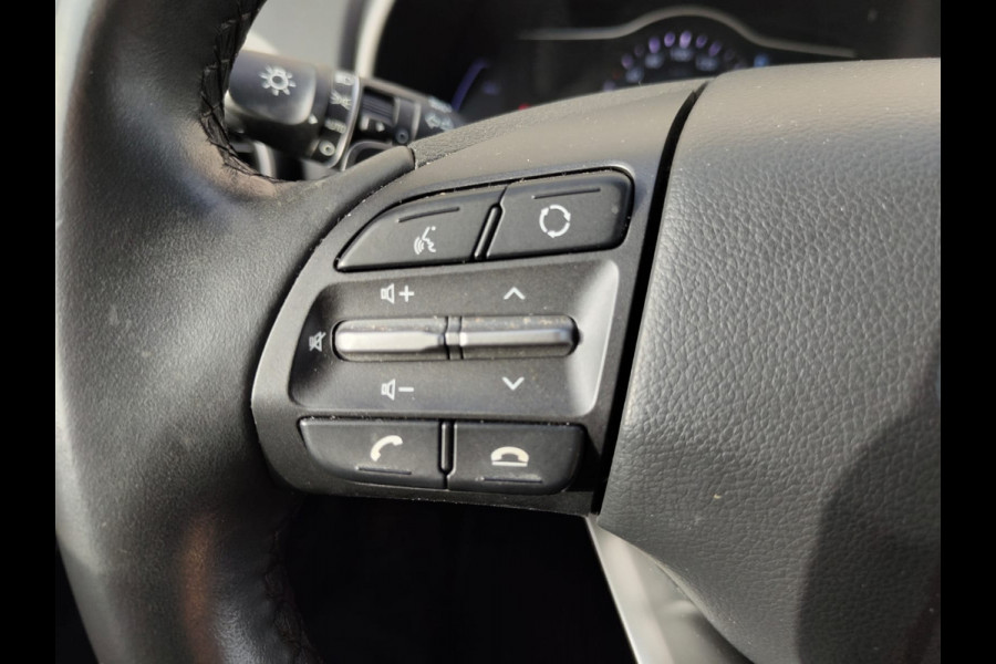 Hyundai Kona EV 64kWh SOH 100% //Bijgeluid Rijmotor// Warmtepomp Navi Ecc Camera Adap.Cruise Pdc Head-Up Apple Carplay Android Auto Display F Lane Assist Dodehoek Assist Privacy Glas Keyless Regensensor 1e Eigenaar Dealeronderhouden Export - Handel Origineel Nederlandse Auto