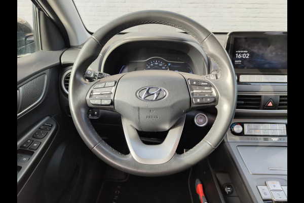 Hyundai Kona EV 64kWh SOH 100% //Bijgeluid Rijmotor// Warmtepomp Navi Ecc Camera Adap.Cruise Pdc Head-Up Apple Carplay Android Auto Display F Lane Assist Dodehoek Assist Privacy Glas Keyless Regensensor 1e Eigenaar Dealeronderhouden Export - Handel Origineel Nederlandse Auto