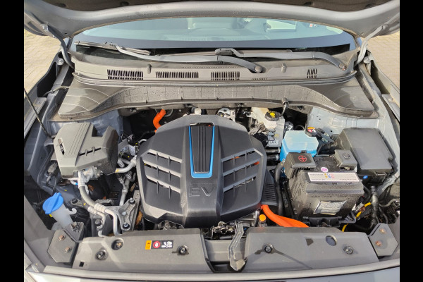 Hyundai Kona EV 64kWh SOH 100% //Bijgeluid Rijmotor// Warmtepomp Navi Ecc Camera Adap.Cruise Pdc Head-Up Apple Carplay Android Auto Display F Lane Assist Dodehoek Assist Privacy Glas Keyless Regensensor 1e Eigenaar Dealeronderhouden Export - Handel Origineel Nederlandse Auto