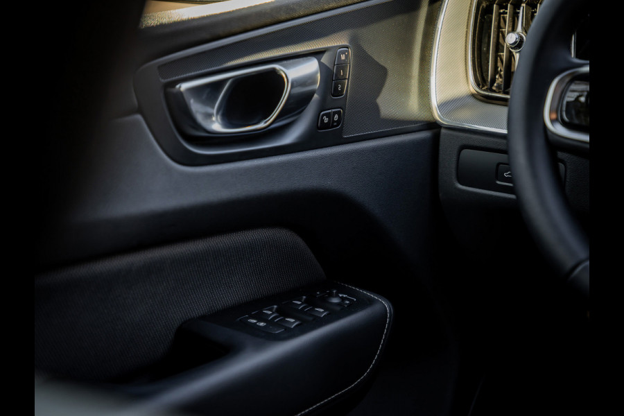 Volvo XC60 2.0 T6 Plug-in hybrid AWD Plus Dark Panoramadak