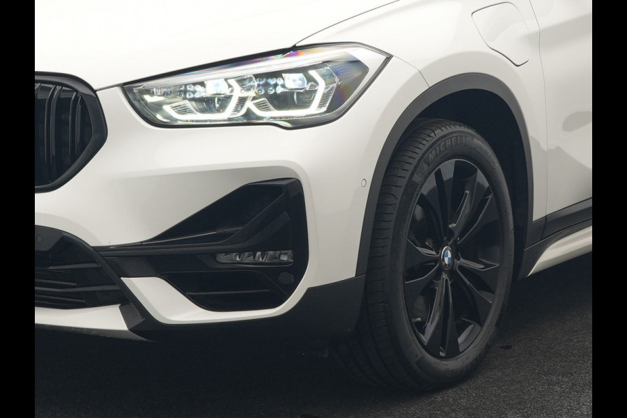 BMW X1 xDrive25e Sportline Plug In Hybrid 221pk Dealer O.H. PHEV | Trekhaak Afn. | Camera | Sportstoelen Memory & Verwarmd | Keyless | Sfeerverlichting | Adaptive LED | Cruise Control | Navigatie | DAB |