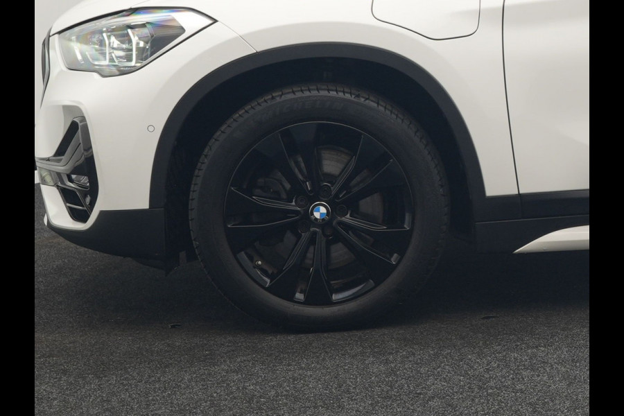 BMW X1 xDrive25e Sportline Plug In Hybrid 221pk Dealer O.H. PHEV | Trekhaak Afn. | Camera | Sportstoelen Memory & Verwarmd | Keyless | Sfeerverlichting | Adaptive LED | Cruise Control | Navigatie | DAB |