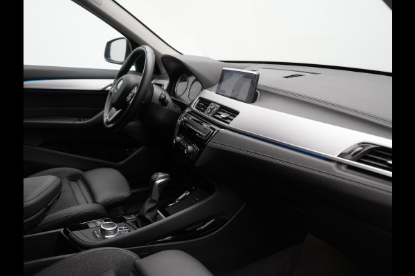 BMW X1 xDrive25e Sportline Plug In Hybrid 221pk Dealer O.H. PHEV | Trekhaak Afn. | Camera | Sportstoelen Memory & Verwarmd | Keyless | Sfeerverlichting | Adaptive LED | Cruise Control | Navigatie | DAB |