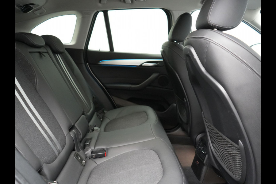 BMW X1 xDrive25e Sportline Plug In Hybrid 221pk Dealer O.H. PHEV | Trekhaak Afn. | Camera | Sportstoelen Memory & Verwarmd | Keyless | Sfeerverlichting | Adaptive LED | Cruise Control | Navigatie | DAB |