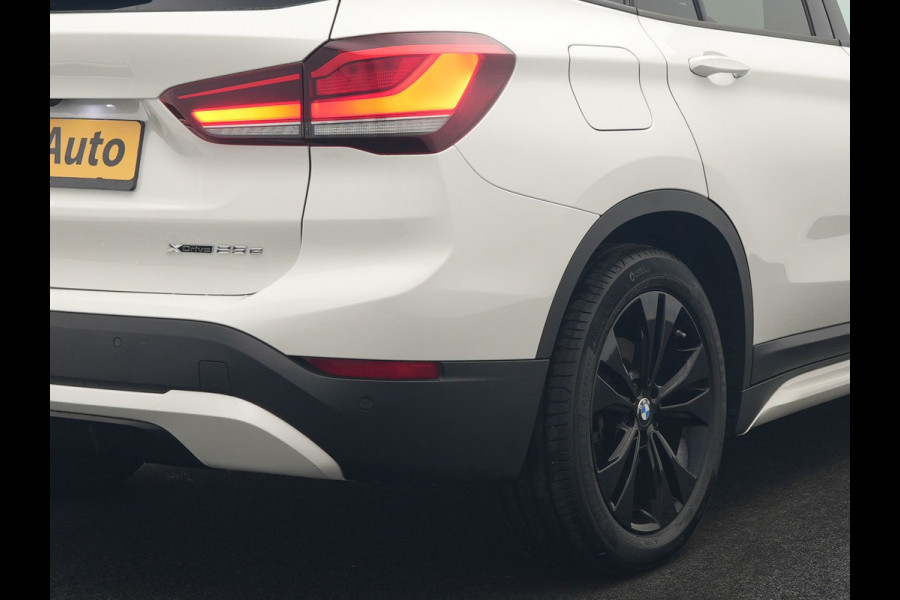 BMW X1 xDrive25e Sportline Plug In Hybrid 221pk Dealer O.H. PHEV | Trekhaak Afn. | Camera | Sportstoelen Memory & Verwarmd | Keyless | Sfeerverlichting | Adaptive LED | Cruise Control | Navigatie | DAB |