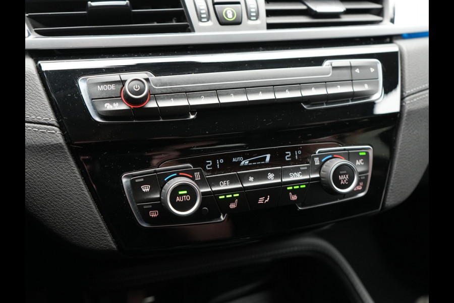 BMW X1 xDrive25e Sportline Plug In Hybrid 221pk Dealer O.H. PHEV | Trekhaak Afn. | Camera | Sportstoelen Memory & Verwarmd | Keyless | Sfeerverlichting | Adaptive LED | Cruise Control | Navigatie | DAB |