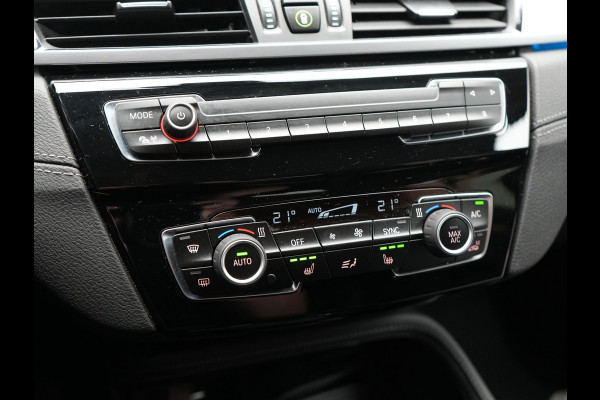 BMW X1 xDrive25e Sportline Plug In Hybrid 221pk Dealer O.H. PHEV | Trekhaak Afn. | Camera | Sportstoelen Memory & Verwarmd | Keyless | Sfeerverlichting | Adaptive LED | Cruise Control | Navigatie | DAB |