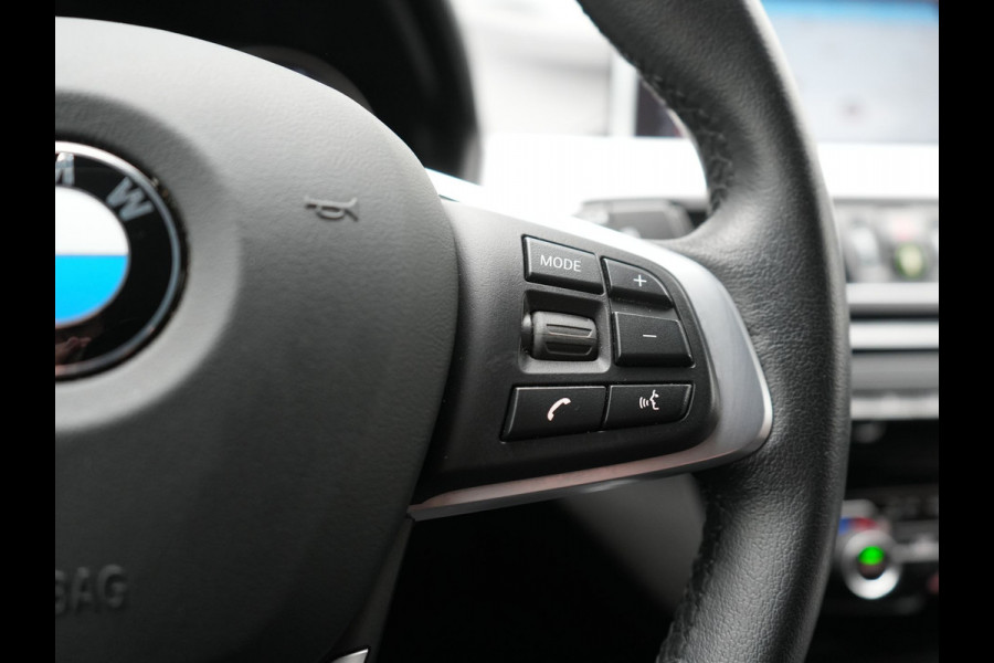 BMW X1 xDrive25e Sportline Plug In Hybrid 221pk Dealer O.H. PHEV | Trekhaak Afn. | Camera | Sportstoelen Memory & Verwarmd | Keyless | Sfeerverlichting | Adaptive LED | Cruise Control | Navigatie | DAB |