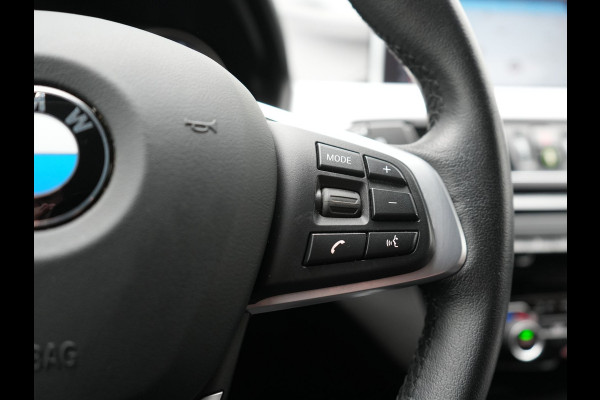 BMW X1 xDrive25e Sportline Plug In Hybrid 221pk Dealer O.H. PHEV | Trekhaak Afn. | Camera | Sportstoelen Memory & Verwarmd | Keyless | Sfeerverlichting | Adaptive LED | Cruise Control | Navigatie | DAB |