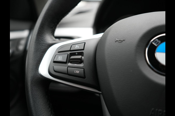 BMW X1 xDrive25e Sportline Plug In Hybrid 221pk Dealer O.H. PHEV | Trekhaak Afn. | Camera | Sportstoelen Memory & Verwarmd | Keyless | Sfeerverlichting | Adaptive LED | Cruise Control | Navigatie | DAB |