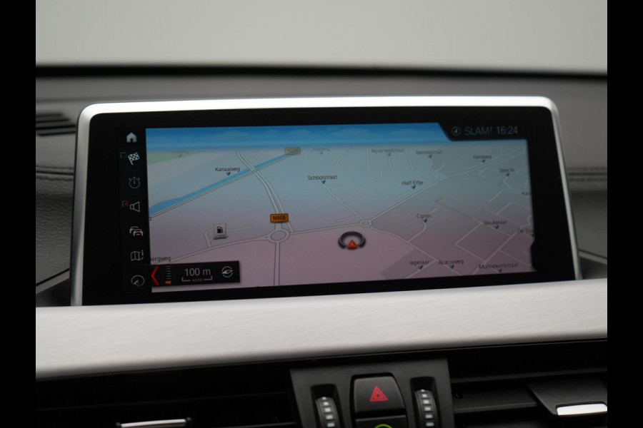 BMW X1 xDrive25e Sportline Plug In Hybrid 221pk Dealer O.H. PHEV | Trekhaak Afn. | Camera | Sportstoelen Memory & Verwarmd | Keyless | Sfeerverlichting | Adaptive LED | Cruise Control | Navigatie | DAB |