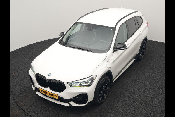 BMW X1 xDrive25e Sportline Plug In Hybrid 221pk Dealer O.H. PHEV | Trekhaak Afn. | Camera | Sportstoelen Memory & Verwarmd | Keyless | Sfeerverlichting | Adaptive LED | Cruise Control | Navigatie | DAB |