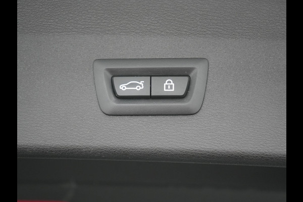 BMW X1 xDrive25e Sportline Plug In Hybrid 221pk Dealer O.H. PHEV | Trekhaak Afn. | Camera | Sportstoelen Memory & Verwarmd | Keyless | Sfeerverlichting | Adaptive LED | Cruise Control | Navigatie | DAB |