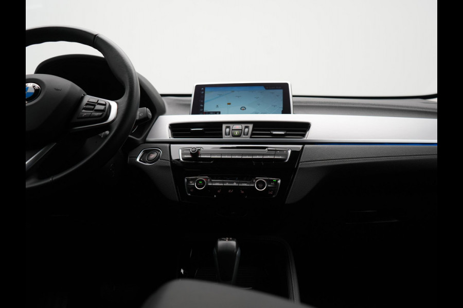 BMW X1 xDrive25e Sportline Plug In Hybrid 221pk Dealer O.H. PHEV | Trekhaak Afn. | Camera | Sportstoelen Memory & Verwarmd | Keyless | Sfeerverlichting | Adaptive LED | Cruise Control | Navigatie | DAB |