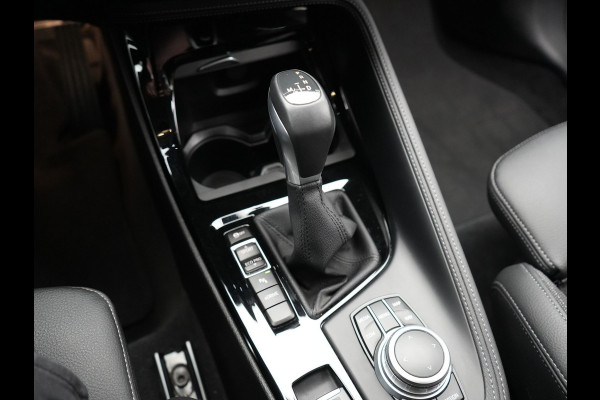 BMW X1 xDrive25e Sportline Plug In Hybrid 221pk Dealer O.H. PHEV | Trekhaak Afn. | Camera | Sportstoelen Memory & Verwarmd | Keyless | Sfeerverlichting | Adaptive LED | Cruise Control | Navigatie | DAB |