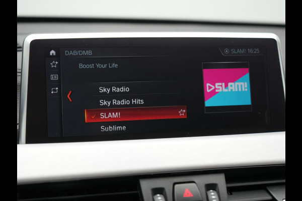 BMW X1 xDrive25e Sportline Plug In Hybrid 221pk Dealer O.H. PHEV | Trekhaak Afn. | Camera | Sportstoelen Memory & Verwarmd | Keyless | Sfeerverlichting | Adaptive LED | Cruise Control | Navigatie | DAB |