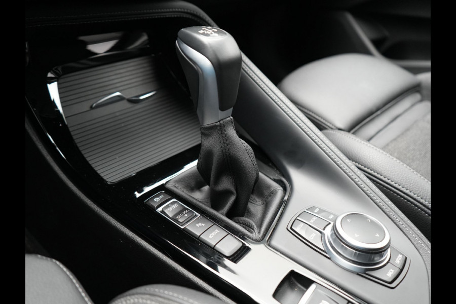 BMW X1 xDrive25e Sportline PHEV 221pk Dealer O.H. | Trekhaak Afn. | Adaptive Cruise | Camera | Sportstoelen Verwarmd | Sfeerverlichting | Keyless | LED Koplampen | Navigatie | DAB | Plug In Hybrid