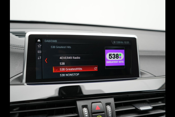 BMW X1 xDrive25e Sportline PHEV 221pk Dealer O.H. | Trekhaak Afn. | Adaptive Cruise | Camera | Sportstoelen Verwarmd | Sfeerverlichting | Keyless | LED Koplampen | Navigatie | DAB | Plug In Hybrid