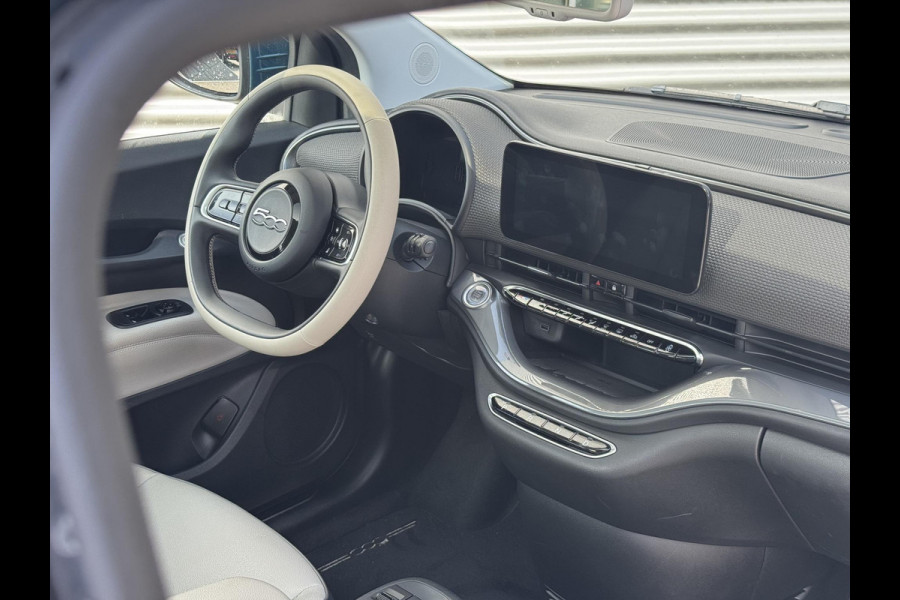 Fiat 500E La Prima 42 kWh Fiat 500e La Prima Leder | 17" | Pack Winter | Schuif/Kantel dak | Subsidie € 2.000,-
