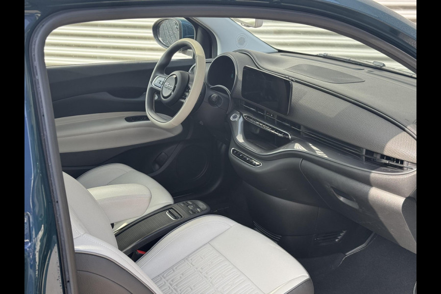 Fiat 500E La Prima 42 kWh Fiat 500e La Prima Leder | 17" | Pack Winter | Schuif/Kantel dak | Subsidie € 2.000,-