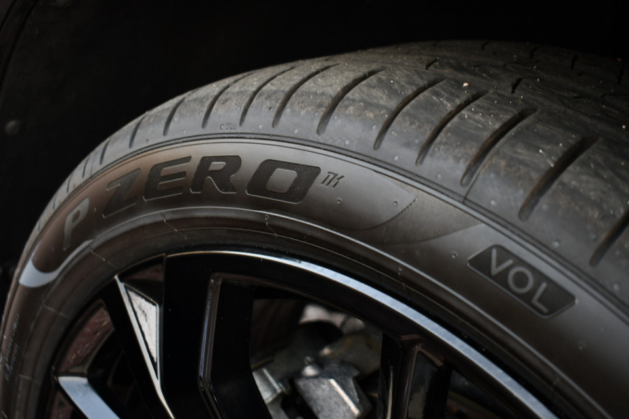 Volvo XC60 2.0 T6 Plug-in AWD Ultra Black Edition Pano ACC HUD 360 H/K 21inch Stuurverw