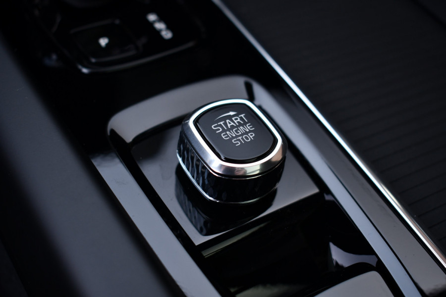 Volvo XC60 2.0 T6 Plug-in AWD Ultra Black Edition Pano ACC HUD 360 H/K 21inch Stuurverw